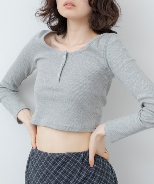 HEILIS（ヘイリス）の「コンパクトヘンリーカットソー / トップス 長袖 春服 秋服 冬服 韓国 ノームコア ヘンリーネック 長袖 カジュアル シンプル 無地 コンパクト ヘンリーネック オフィスカジュアル 白 グレー ホワイト ブラック カットソー ノームコア（Tシャツ/カットソー・レディース・グレー/ブラック/ホワイト・FREE）」の5枚目の写真