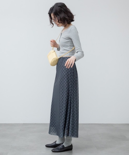 HEILIS（ヘイリス）の「コンパクトヘンリーカットソー / トップス 長袖 春服 秋服 冬服 韓国 ノームコア ヘンリーネック 長袖 カジュアル シンプル 無地 コンパクト ヘンリーネック オフィスカジュアル 白 グレー ホワイト ブラック カットソー ノームコア（Tシャツ/カットソー・レディース・グレー/ブラック/ホワイト・FREE）」の10枚目の写真