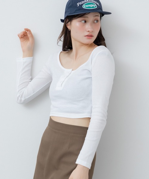 HEILIS（ヘイリス）の「コンパクトヘンリーカットソー / トップス 長袖 春服 秋服 冬服 韓国 ノームコア ヘンリーネック 長袖 カジュアル シンプル 無地 コンパクト ヘンリーネック オフィスカジュアル 白 グレー ホワイト ブラック カットソー ノームコア（Tシャツ/カットソー・レディース・グレー/ブラック/ホワイト・FREE）」の14枚目の写真