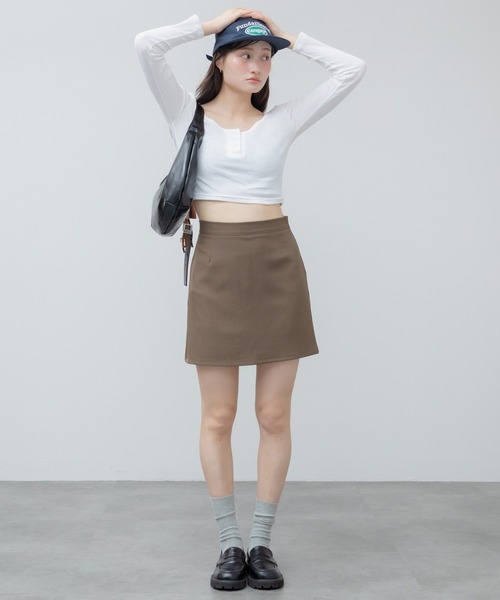 HEILIS（ヘイリス）の「コンパクトヘンリーカットソー / トップス 長袖 春服 秋服 冬服 韓国 ノームコア ヘンリーネック 長袖 カジュアル シンプル 無地 コンパクト ヘンリーネック オフィスカジュアル 白 グレー ホワイト ブラック カットソー ノームコア（Tシャツ/カットソー・レディース・グレー/ブラック/ホワイト・FREE）」の17枚目の写真