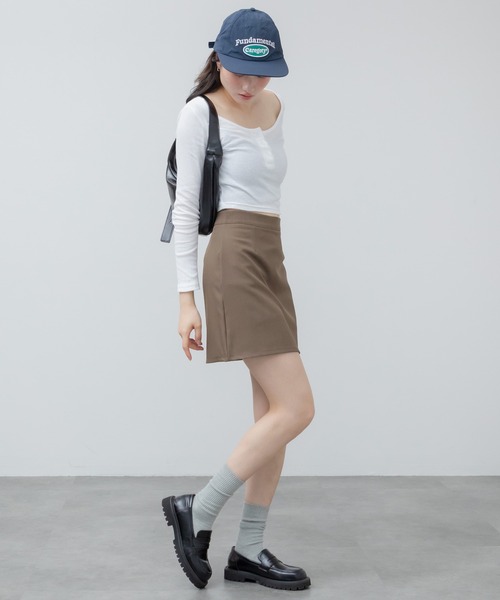 HEILIS（ヘイリス）の「コンパクトヘンリーカットソー / トップス 長袖 春服 秋服 冬服 韓国 ノームコア ヘンリーネック 長袖 カジュアル シンプル 無地 コンパクト ヘンリーネック オフィスカジュアル 白 グレー ホワイト ブラック カットソー ノームコア（Tシャツ/カットソー・レディース・グレー/ブラック/ホワイト・FREE）」の18枚目の写真