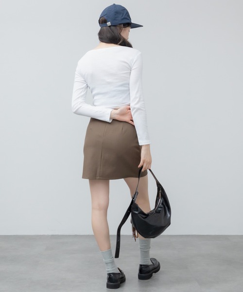 HEILIS（ヘイリス）の「コンパクトヘンリーカットソー / トップス 長袖 春服 秋服 冬服 韓国 ノームコア ヘンリーネック 長袖 カジュアル シンプル 無地 コンパクト ヘンリーネック オフィスカジュアル 白 グレー ホワイト ブラック カットソー ノームコア（Tシャツ/カットソー・レディース・グレー/ブラック/ホワイト・FREE）」の20枚目の写真