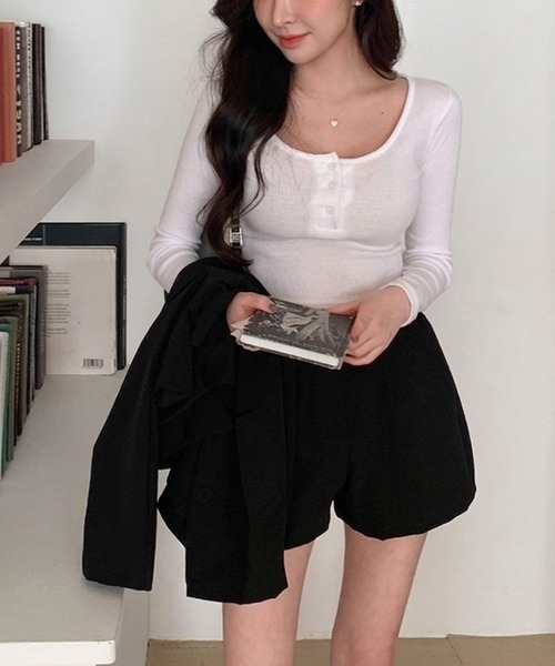 HEILIS（ヘイリス）の「コンパクトヘンリーカットソー / トップス 長袖 春服 秋服 冬服 韓国 ノームコア ヘンリーネック 長袖 カジュアル シンプル 無地 コンパクト ヘンリーネック オフィスカジュアル 白 グレー ホワイト ブラック カットソー ノームコア（Tシャツ/カットソー・レディース・グレー/ブラック/ホワイト・FREE）」の22枚目の写真