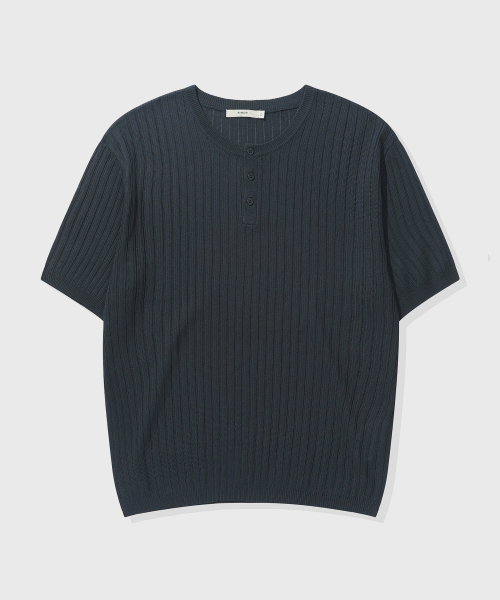KIIMUIR（キミュア）の「[クロップ] クールタッチヘンリーネックハーフニット_ネイビー（Tシャツ/カットソー・メンズ・ネイビー・MEDIUM/LARGE/X-LARGE）」の2枚目の写真