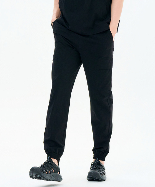 CHASECULT(チェイスカルト)の「共用クールストレッチジョガーパンツ-FBRU2225C03(スウェットパンツ・メンズ・ブラック・67/70/76/82/86/92)」の2枚目の写真