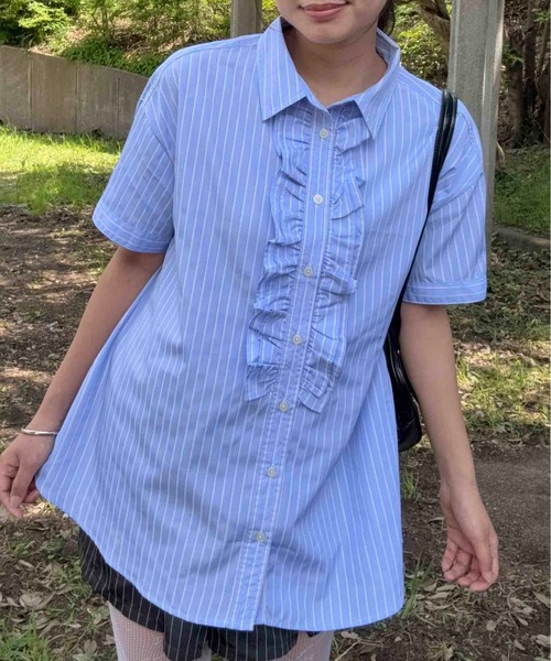 AS KNOW AS plus(アズノゥアズプラス)の「◯ フロントフリル 半袖ロングシャツ(シャツ/ブラウス・レディース・ブラック系/ブルー系/サックスブルー系/オフホワイト・FREE)」の4枚目の写真