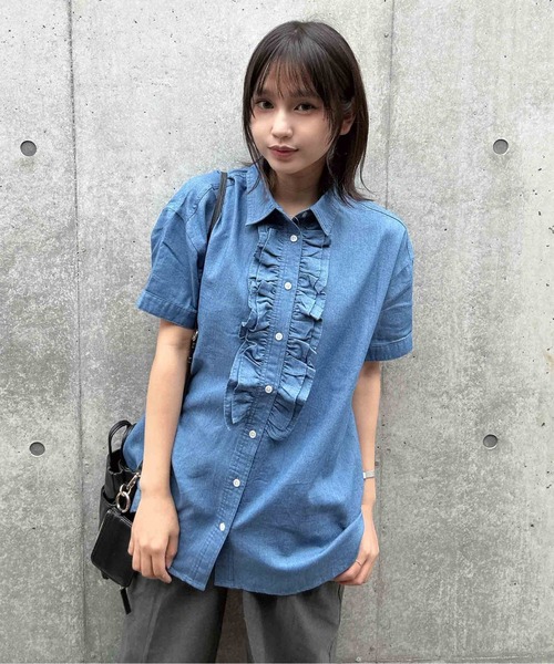 AS KNOW AS plus(アズノゥアズプラス)の「◯ フロントフリル 半袖ロングシャツ(シャツ/ブラウス・レディース・ブラック系/ブルー系/サックスブルー系/オフホワイト・FREE)」の6枚目の写真