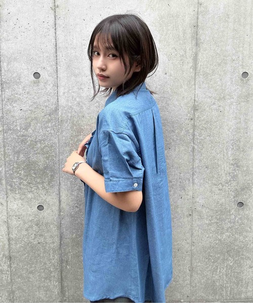 AS KNOW AS plus(アズノゥアズプラス)の「◯ フロントフリル 半袖ロングシャツ(シャツ/ブラウス・レディース・ブラック系/ブルー系/サックスブルー系/オフホワイト・FREE)」の7枚目の写真