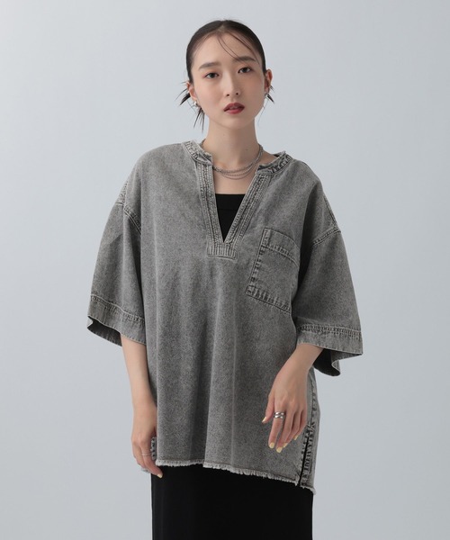 LEPSIM(レプシィム)の「デニムスキッパーTブラウス 664824(シャツ/ブラウス・レディース・ブラック/ライトブルー・FREE)」の2枚目の写真