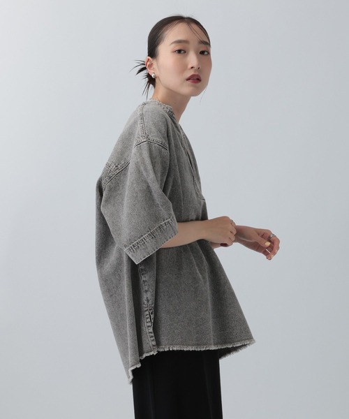 LEPSIM(レプシィム)の「デニムスキッパーTブラウス 664824(シャツ/ブラウス・レディース・ブラック/ライトブルー・FREE)」の14枚目の写真
