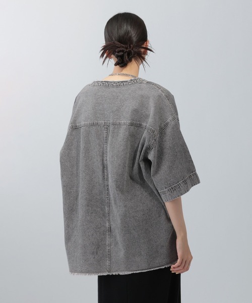 LEPSIM(レプシィム)の「デニムスキッパーTブラウス 664824(シャツ/ブラウス・レディース・ブラック/ライトブルー・FREE)」の15枚目の写真