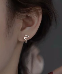 ウェーブライン デザイン フープ ピアス