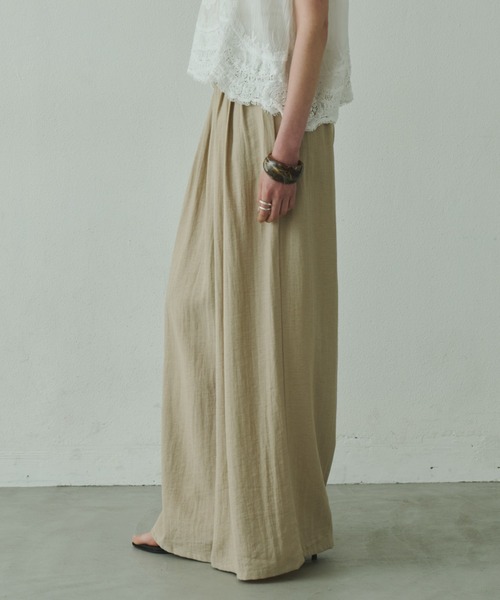 Plumel(プルメル)の「Relaxing Linen Tuck Slacks / リラクシングリネンタックスラックス(スラックス・レディース・ベージュ/ブラック/ナチュラル・MEDIUM/LARGE)」の8枚目の写真