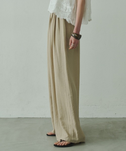 Plumel(プルメル)の「Relaxing Linen Tuck Slacks / リラクシングリネンタックスラックス(スラックス・レディース・ベージュ/ブラック/ナチュラル・MEDIUM/LARGE)」の6枚目の写真
