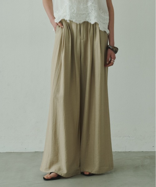 Plumel(プルメル)の「Relaxing Linen Tuck Slacks / リラクシングリネンタックスラックス(スラックス・レディース・ベージュ/ブラック/ナチュラル・MEDIUM/LARGE)」の4枚目の写真