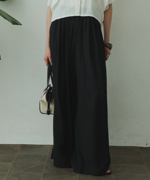 Plumel(プルメル)の「Relaxing Linen Tuck Slacks / リラクシングリネンタックスラックス(スラックス・レディース・ベージュ/ブラック/ナチュラル・MEDIUM/LARGE)」の13枚目の写真