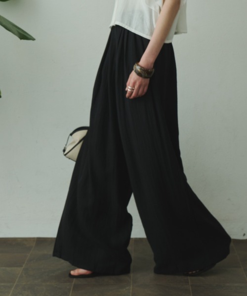 Plumel(プルメル)の「Relaxing Linen Tuck Slacks / リラクシングリネンタックスラックス(スラックス・レディース・ベージュ/ブラック/ナチュラル・MEDIUM/LARGE)」の17枚目の写真