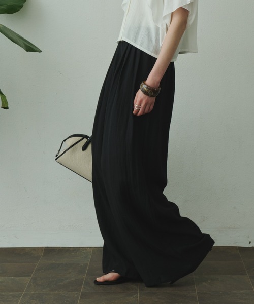 Plumel(プルメル)の「Relaxing Linen Tuck Slacks / リラクシングリネンタックスラックス(スラックス・レディース・ベージュ/ブラック/ナチュラル・MEDIUM/LARGE)」の18枚目の写真
