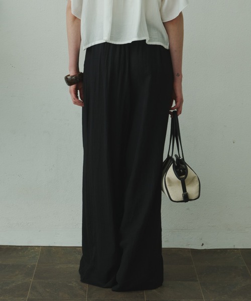 Plumel(プルメル)の「Relaxing Linen Tuck Slacks / リラクシングリネンタックスラックス(スラックス・レディース・ベージュ/ブラック/ナチュラル・MEDIUM/LARGE)」の19枚目の写真
