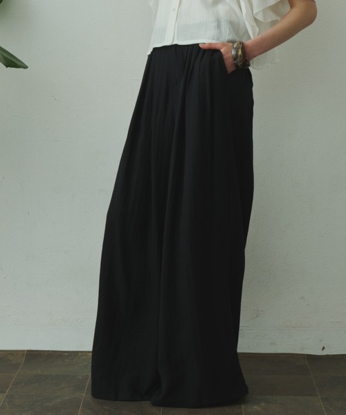 Plumel(プルメル)の「Relaxing Linen Tuck Slacks / リラクシングリネンタックスラックス(スラックス・レディース・ベージュ/ブラック/ナチュラル・MEDIUM/LARGE)」の14枚目の写真