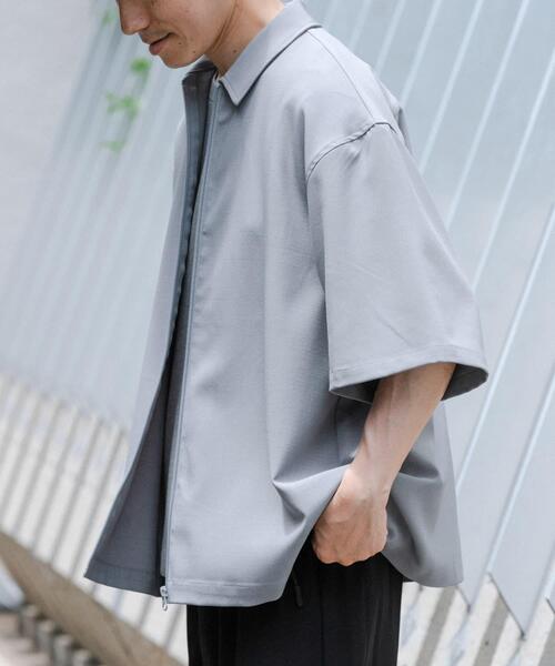ITEMS URBANRESEARCH（アイテムズ アーバンリサーチ）の「2WAYストレッチ半袖ジップアップシャツ（シャツ/ブラウス・メンズ・ネイビー/グレー/ブラック/ベージュ・LARGE/MEDIUM）」の5枚目の写真