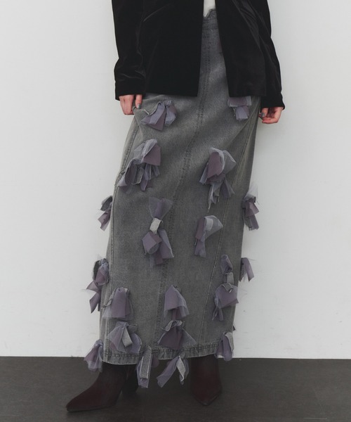 J1U by LA BELLE ETUDE(ジユウバイラベルエチュード)の「many ribbon denim skirt(スカート・レディース・インディゴブルー/グレー/ホワイト・0/1)」の1枚目の写真