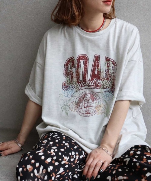 zena(ジェナ)の「ストーンデコ&カレッジプリントTee(Tシャツ/カットソー・レディース・オフホワイト/チャコールグレー/オートミール・フリー)」の2枚目の写真