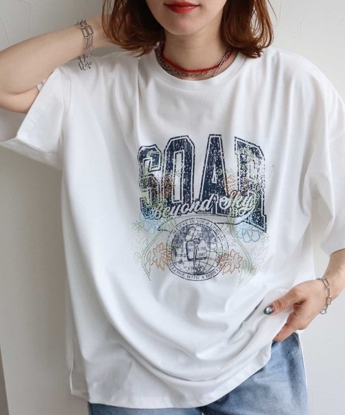 zena(ジェナ)の「ストーンデコ&カレッジプリントTee(Tシャツ/カットソー・レディース・オフホワイト/チャコールグレー/オートミール・フリー)」の1枚目の写真