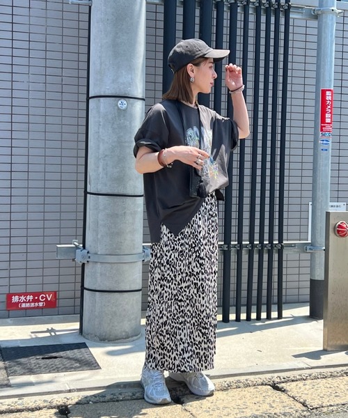 zena(ジェナ)の「ストーンデコ&カレッジプリントTee(Tシャツ/カットソー・レディース・オフホワイト/チャコールグレー/オートミール・フリー)」の13枚目の写真