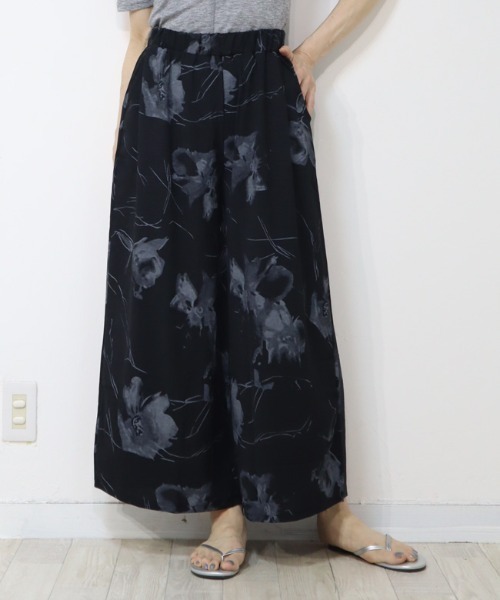 DISKEEN SURE(ディスキーンシュアー)の「サラ軽素材で清涼感抜群 ボタニカル柄ワイドパンツ(その他パンツ・レディース・ブラック/グリーン/ブラウン/グレー/ベージュ・FREE)」の2枚目の写真