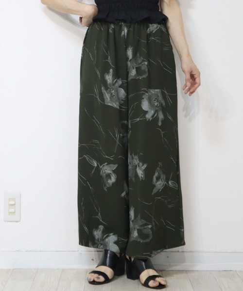 DISKEEN SURE(ディスキーンシュアー)の「サラ軽素材で清涼感抜群 ボタニカル柄ワイドパンツ(その他パンツ・レディース・ブラック/グリーン/ブラウン/グレー/ベージュ・FREE)」の6枚目の写真