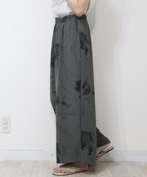 DISKEEN SURE(ディスキーンシュアー)の「サラ軽素材で清涼感抜群 ボタニカル柄ワイドパンツ(その他パンツ・レディース・ブラック/グリーン/ブラウン/グレー/ベージュ・FREE)」の13枚目の写真
