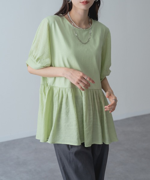 refinedworks(リファインドワークス)の「【refinedworks】異素材 切替 ペプラム トップス(Tシャツ/カットソー・レディース・チャコールグレー/ベージュ/カーキ・FREE)」の3枚目の写真