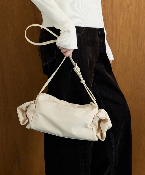 ADAM ET ROPE'(アダムエロペ)の「【WEB限定】撥水ミドルショルダーバッグ(ショルダーバッグ・レディース・ブラウン系その他3/オフホワイト/ブラック・FREE)」の2枚目の写真