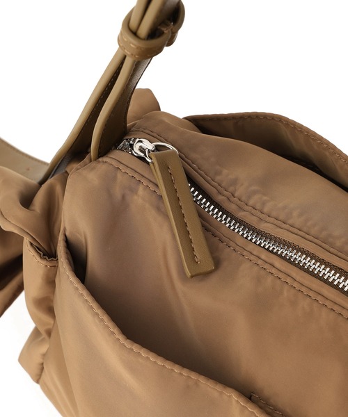 ADAM ET ROPE'(アダムエロペ)の「【WEB限定】撥水ミドルショルダーバッグ(ショルダーバッグ・レディース・ブラウン系その他3/オフホワイト/ブラック・FREE)」の12枚目の写真