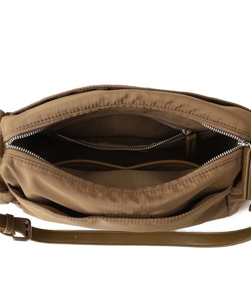 ADAM ET ROPE'(アダムエロペ)の「【WEB限定】撥水ミドルショルダーバッグ(ショルダーバッグ・レディース・ブラウン系その他3/オフホワイト/ブラック・FREE)」の10枚目の写真