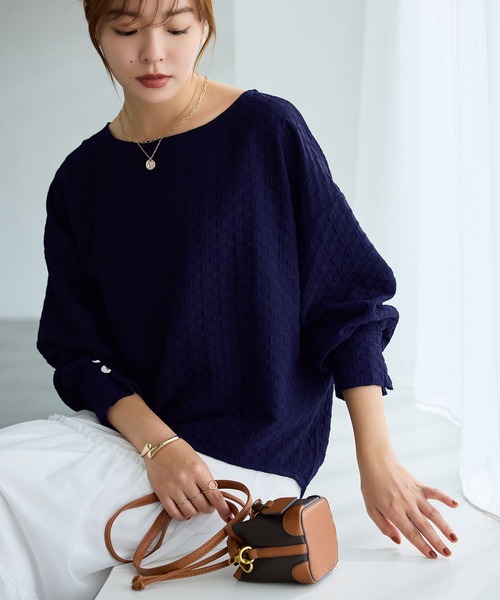 Viola e Viola(ヴィオラエヴィオラ)の「ふくれジャカード素材ふんわり袖トップス(Tシャツ/カットソー・レディース・ブラック/アイボリー/ネイビー/ブルー・L/LL/M)」の1枚目の写真