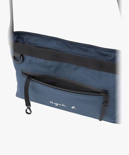 agnes b.（アニエスベー）の「ナイロン スモール ショルダーバッグ "Fred" ABH02-03（ショルダーバッグ・メンズ・ブルー系その他・FREE）」の6枚目の写真