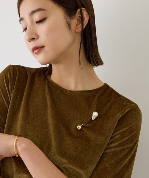ROPE'（ロペ）の「チョーカーコード付きシアーベロアTシャツ/イージーケア（Tシャツ/カットソー・レディース・ブラウン/キャメル/オフホワイト・38）」の5枚目の写真
