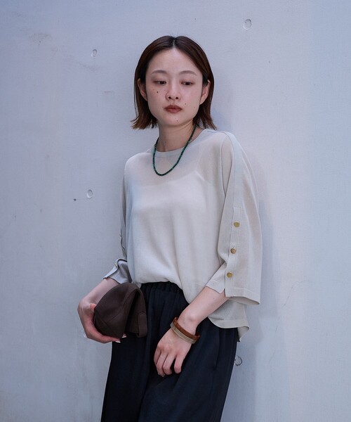 qualite(カリテ)の「袖スリットシアーニット(ニット/セーター・レディース・ブラウン/グレイッシュベージュ/ブルー・フリー)」の22枚目の写真
