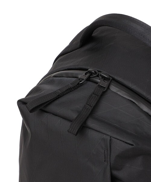 SHIPS any(シップス エニィ)の「ABLE CARRY: 21L Daily Plus X-Pac バックパック(バックパック/リュック・メンズ・ブラック・ONE SIZE)」の4枚目の写真
