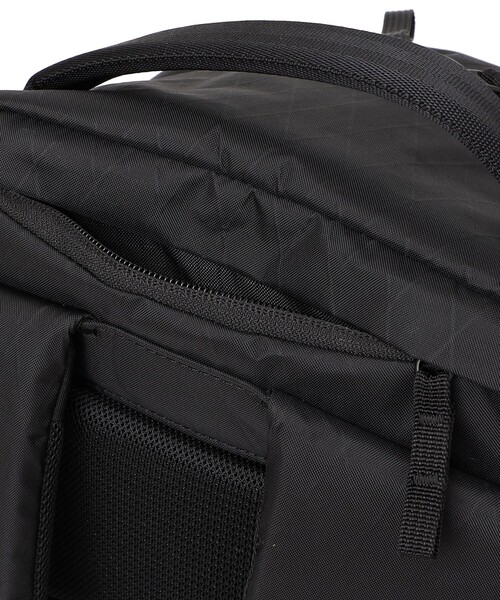 SHIPS any(シップス エニィ)の「ABLE CARRY: 21L Daily Plus X-Pac バックパック(バックパック/リュック・メンズ・ブラック・ONE SIZE)」の5枚目の写真