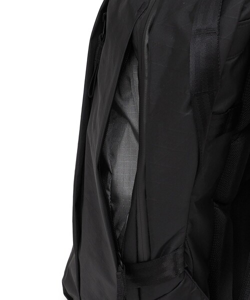 SHIPS any(シップス エニィ)の「ABLE CARRY: 21L Daily Plus X-Pac バックパック(バックパック/リュック・メンズ・ブラック・ONE SIZE)」の9枚目の写真