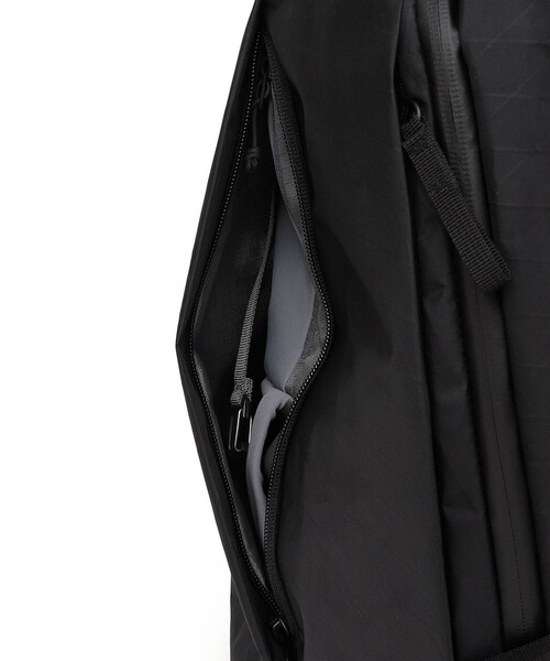 SHIPS any(シップス エニィ)の「ABLE CARRY: 21L Daily Plus X-Pac バックパック(バックパック/リュック・メンズ・ブラック・ONE SIZE)」の10枚目の写真
