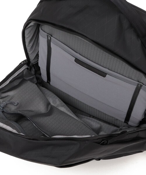 SHIPS any(シップス エニィ)の「ABLE CARRY: 21L Daily Plus X-Pac バックパック(バックパック/リュック・メンズ・ブラック・ONE SIZE)」の12枚目の写真