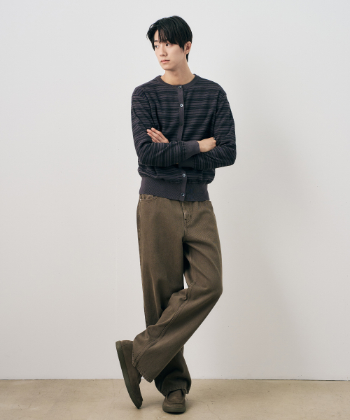 MINDBRIDGE（マインドブリッジ）の「[COUTURE] ウォッシャブル ストライプ ラウンド セミオーバーサイズ カーディガン - 2カラー（カーディガン/ボレロ・メンズ・ダークグレー/グレー・100/105/110/95）」の3枚目の写真