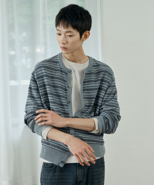MINDBRIDGE（マインドブリッジ）の「[COUTURE] ウォッシャブル ストライプ ラウンド セミオーバーサイズ カーディガン - 2カラー（カーディガン/ボレロ・メンズ・ダークグレー/グレー・100/105/110/95）」の6枚目の写真
