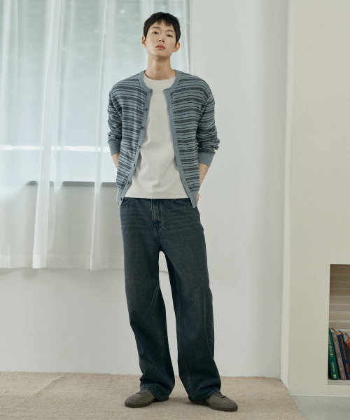 MINDBRIDGE（マインドブリッジ）の「[COUTURE] ウォッシャブル ストライプ ラウンド セミオーバーサイズ カーディガン - 2カラー（カーディガン/ボレロ・メンズ・ダークグレー/グレー・100/105/110/95）」の7枚目の写真