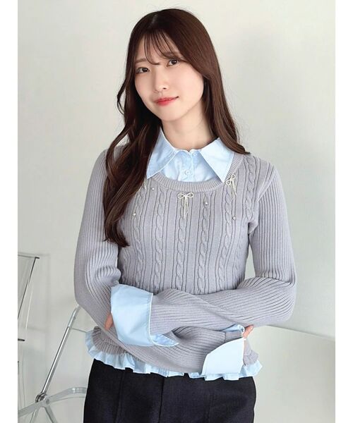 dazzlin(ダズリン)の「シャツレイヤードリボンビジューニット(ニット/セーター・レディース・ネイビー/グレー/ボルドー/オフホワイト・FREE)」の2枚目の写真