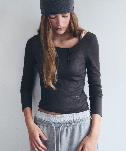 ROLAROLA（ロラロラ）の「NUBASIC ボタンライン ダメージTシャツ チャコール（Tシャツ/カットソー・レディース・チャコール・SMALL/MEDIUM）」の2枚目の写真